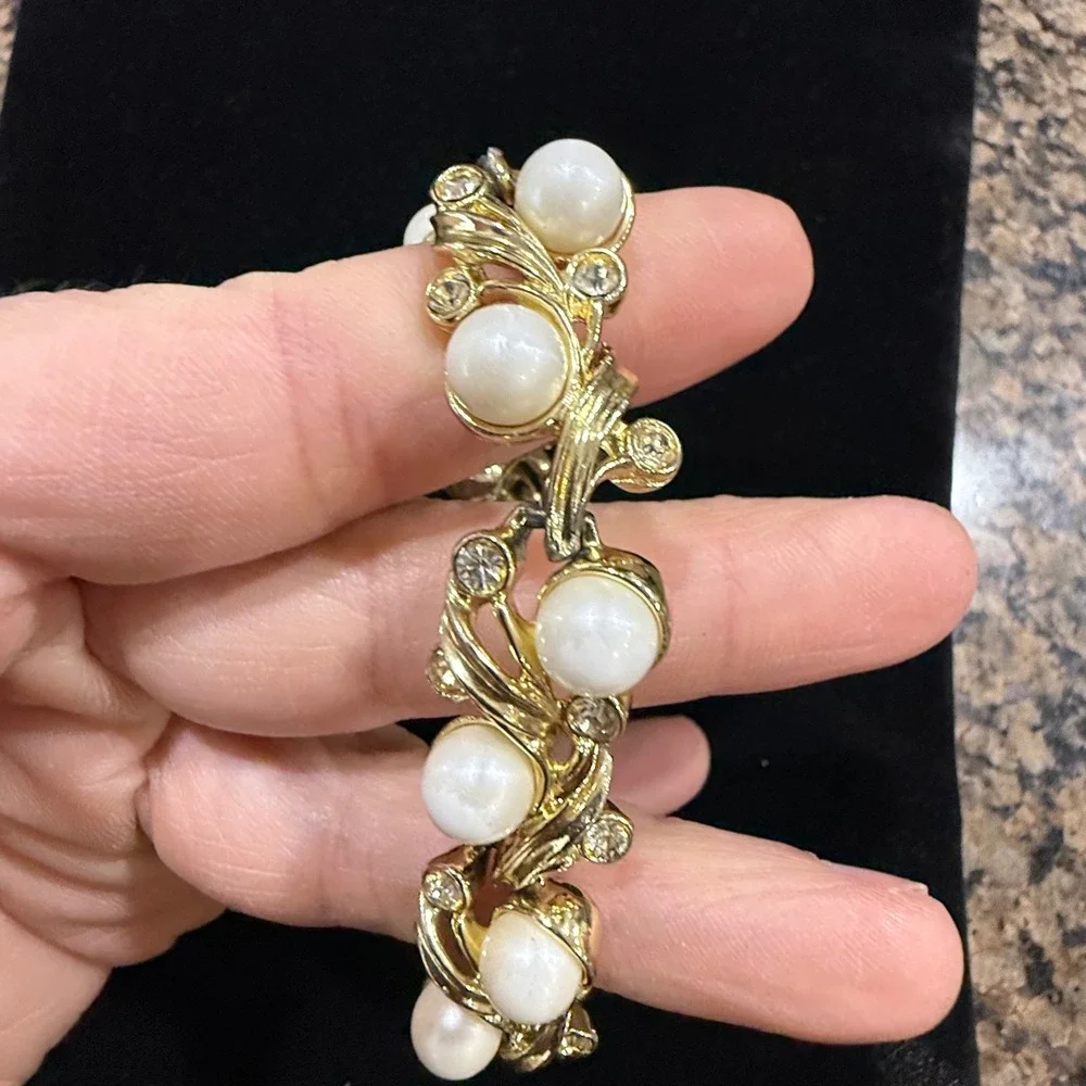 Vintage Gold‎ Tone Faux Pearl and Rhinestone Floral Link Bracelet Foldover Clasp